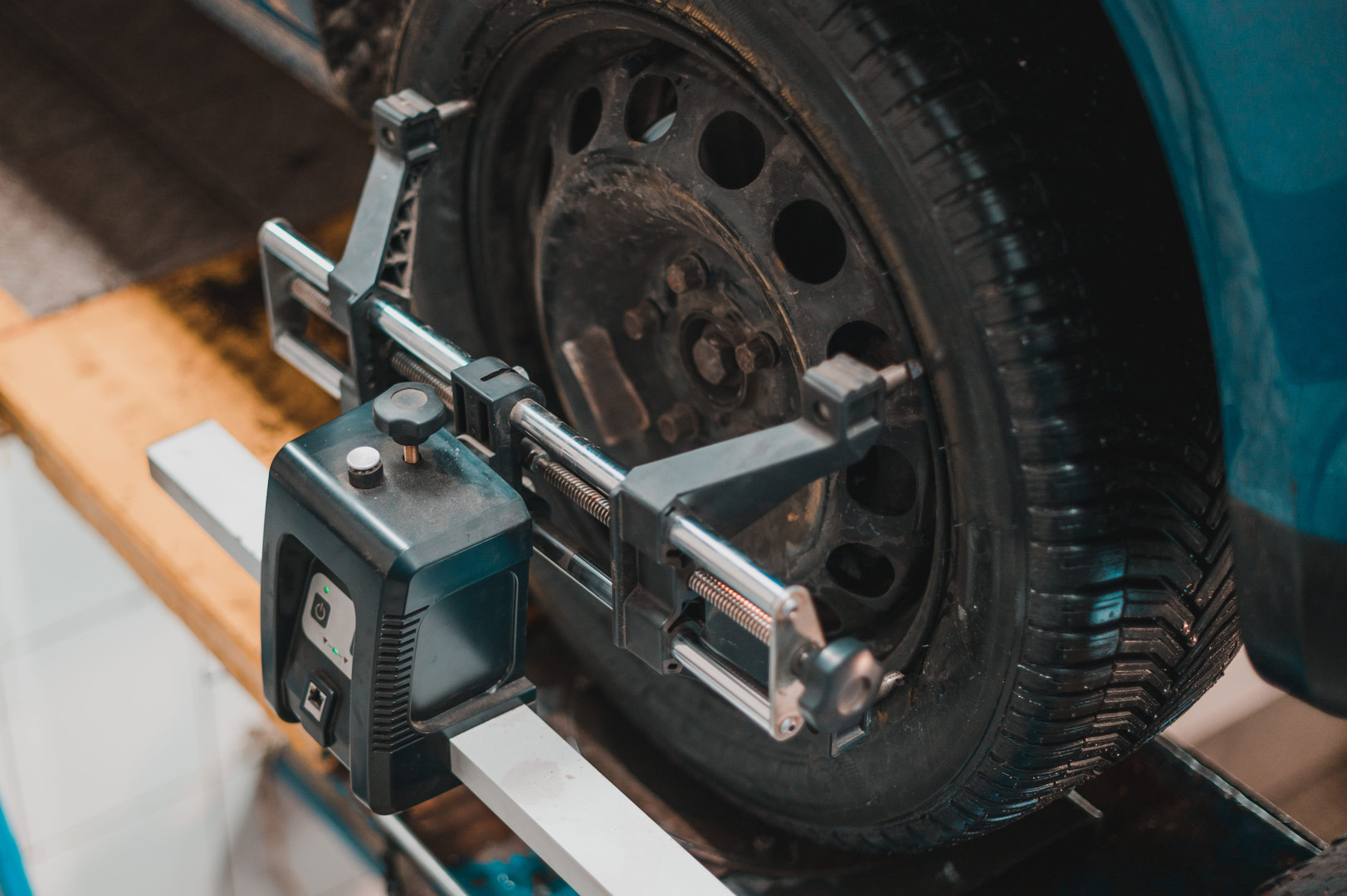 Futómű-beállítás során kerékdőlés állítása műszerrel autószervizben